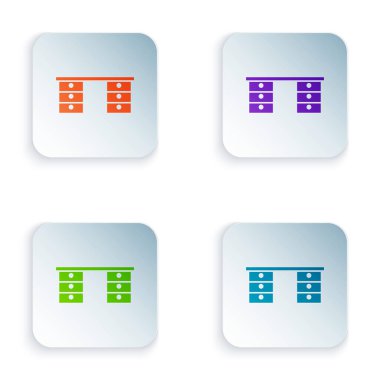 Renkli ofis masa simgesi beyaz arkaplanda izole edildi. Kare düğmelere renkli simgeleri yerleştir. Vektör.