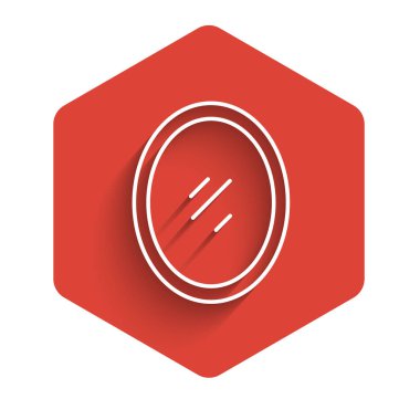 Beyaz çizgi ayna ikonu uzun gölgeli izole edildi. Kırmızı altıgen düğmesi. Vektör.