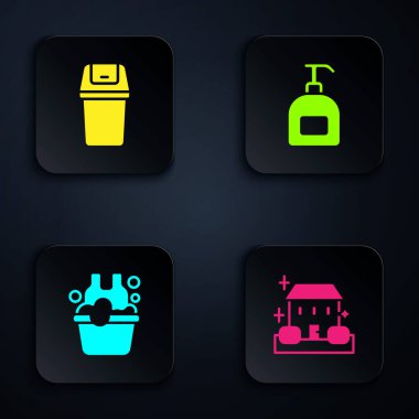 Ev temizlik servisi, çöp tenekesi, sabun köpüklü leğen ve bir şişe sıvı hazırla. Siyah kare düğme. Vektör.