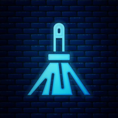 Parlayan neon süpürge ikonu tuğla duvar arka planında izole edildi. Temizlik hizmeti konsepti. Vektör.