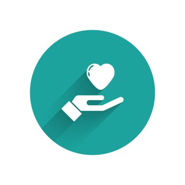 Beyaz Kalp 'in elinde uzun gölgeli bir simge var. El çabukluğu aşk sembolü. Sevgililer Günü sembolü. Yeşil daire düğmesi. Vektör.