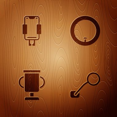 Bisiklet dikiz aynası, mobil tutucu, tahta arka planda bisikleti ve tekerleği olan ödül kupası. Vektör.