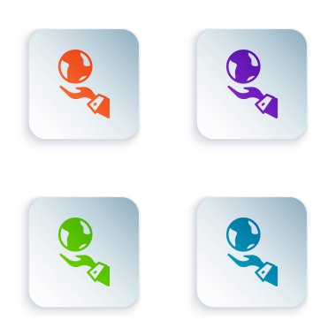 Beyaz arka planda Dünya 'nın ikonunu tutan renkli insan elleri. Dünya kavramını sakla. Kare düğmelere renkli simgeleri yerleştir. Vektör.