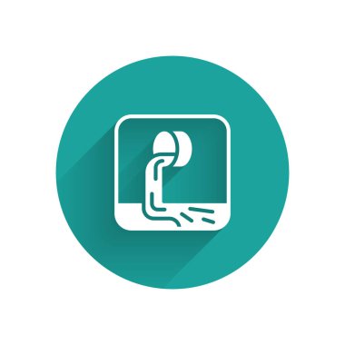 Uzun gölgeli beyaz atık su ikonu. Kanalizasyon borusu. Borudan nehre sıvı akıyor. Yeşil daire düğmesi. Vektör.