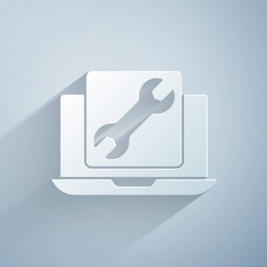 Gri arkaplanda İngiliz anahtarı simgesi olan kağıt kesimi Laptop. Ayarlama, servis, ayar, bakım, onarım, onarım. Kağıt sanatı tarzı. Vektör.