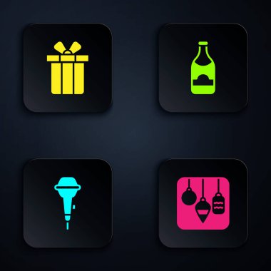 Noel ışıklarını, hediye kutusunu, mikrofonu ve şampanya şişesini ayarlayın. Siyah kare düğme. Vektör.