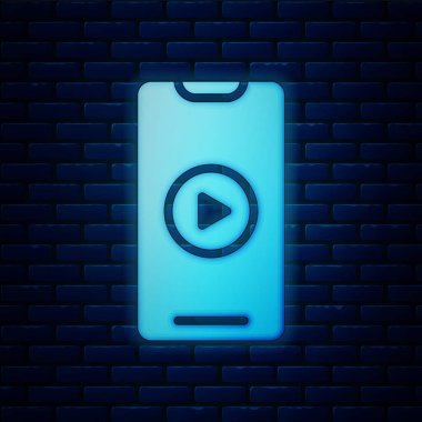 Parlayan neon çevrimiçi video oynatma simgesi tuğla duvar arka planında izole edildi. Akıllı telefon ve üzerinde oyun işareti olan film şeridi. Vektör İllüstrasyonu.