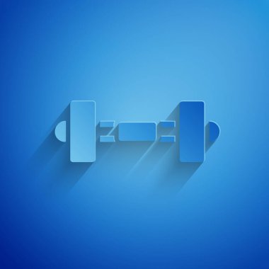 Kağıt kesiği Dumbbell simgesi mavi arkaplanda izole edilmiş. Kas kaldırma ikonu, fitness halteri, spor aletleri, egzersiz yaban domuzu. Kağıt sanatı tarzı. Vektör.