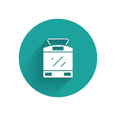 Beyaz tramvay ve demiryolu ikonu uzun gölgelerle izole edilmiş. Toplu taşıma sembolü. Yeşil daire düğmesi. Vektör.