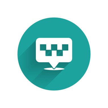 Uzun gölgeli bir taksi simgesi olan beyaz harita işaretçisi. Konum sembolü. Yeşil daire düğmesi. Vektör.