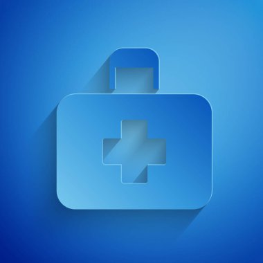 Kağıt kesiği ilk yardım çantası simgesi mavi arkaplanda izole edildi. Haçlı sağlık kutusu. Acil durumlar için tıbbi ekipman. Sağlık sigortası konsepti. Kağıt sanatı tarzı. Vektör İllüstrasyonu.