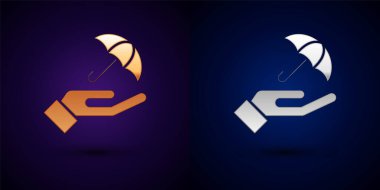 Eldeki altın ve gümüş Şemsiye simgesi siyah arka planda izole edildi. Sigorta konsepti. Su geçirmez ikon. Koruma, güvenlik, güvenlik kavramı. Vektör.