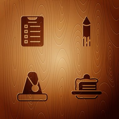 Set Cake, yeni yıl hedefleri listesi, Noel Baba şapkası ve tahta arka planda havai fişek. Vektör.