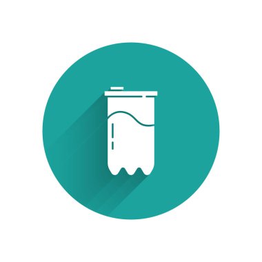 Beyaz Su filtresi kartuş simgesi uzun gölgeli izole edilmiş. Yeşil daire düğmesi. Vektör.