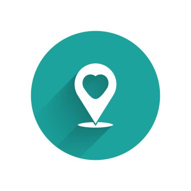 Uzun gölgeli, kalp simgesi olan beyaz harita işaretçisi. Sevgililer Günü. Aşk yeri. Romantik harita iğnesi. Yeşil daire düğmesi. Vektör.