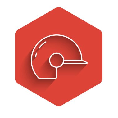 Beyzbol kaskı simgesi uzun gölgeli izole edilmiş. Kırmızı altıgen düğmesi. Vektör.