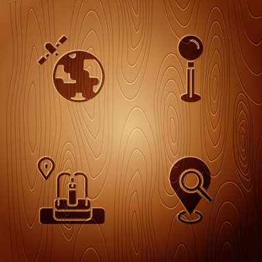 Arama yerini ayarla, uydular gezegenin yörüngesinde dolanıyor, fıskiyeli konum ve tahta arka planda Push pimi. Vektör.