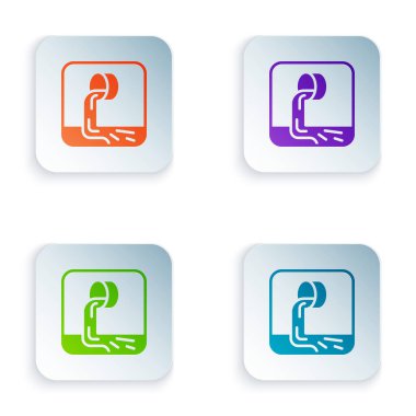 Beyaz arkaplanda izole edilmiş renk atık su simgesi. Kanalizasyon borusu. Borudan nehre sıvı akıyor. Kare düğmelere renkli simgeleri yerleştir. Vektör.