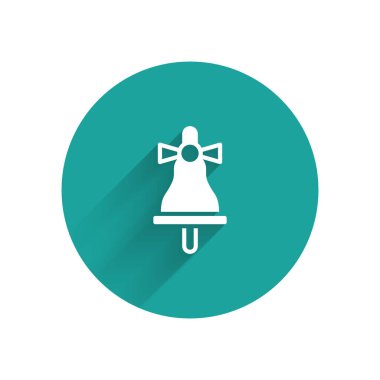 Beyaz Mutlu Noeller zil ikonu uzun gölgeli izole edilmiş. Alarm sembolü, servis zili, el zili işareti, uyarı. Yeşil daire düğmesi. Vektör.