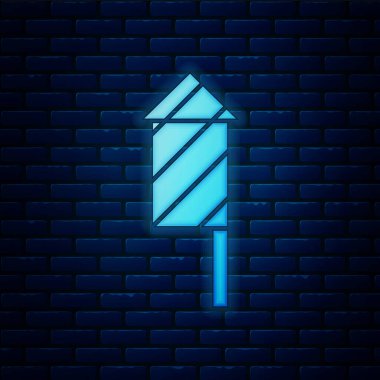 Parlayan neon ışıklı roket ikonu tuğla duvar arkasında izole edildi. Eğlence partisi anlayışı. Patlayıcı havai fişek sembolü. Vektör.