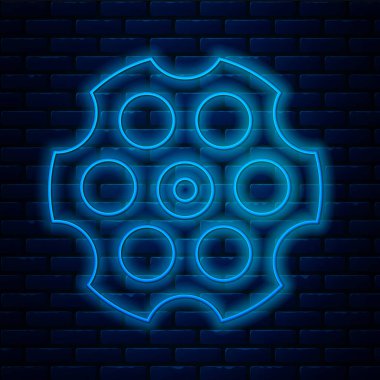 Parlayan neon hattı Revolver silindir simgesi tuğla duvar arka planında izole edildi. Vektör.