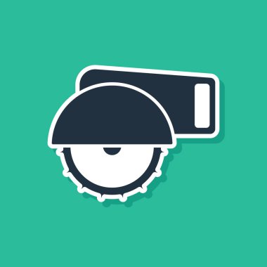 Yeşil zemin üzerinde çelik dişli disk simgesi olan mavi elektrikli testere. Tahta ya da metal kesmek için elektrikli el aleti. Vektör.