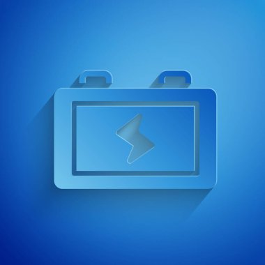 Kağıt kesiği Batarya simgesi mavi arkaplanda izole edildi. Şimşek sembolü. Kağıt sanatı tarzı. Vektör.