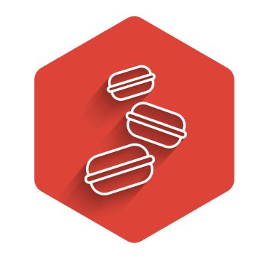 Beyaz çizgi makarna kurabiye ikonu uzun gölgeli izole edilmiş. Makarna tatlı fırın. Kırmızı altıgen düğmesi. Vektör.