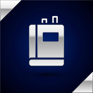 Gümüş Kitap simgesi koyu mavi arkaplanda izole edildi. Vektör.