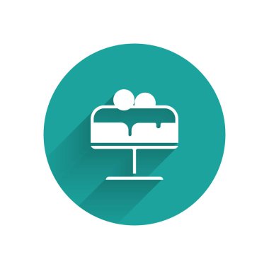 Tabak ikonundaki beyaz pasta uzun gölgeli izole edilmiş. Doğum günün kutlu olsun. Yeşil daire düğmesi. Vektör.