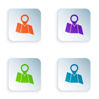 Beyaz arkaplanda konum imleci simgesi izole edilmiş renkli harita. Kare düğmelere renkli simgeleri yerleştir. Vektör.