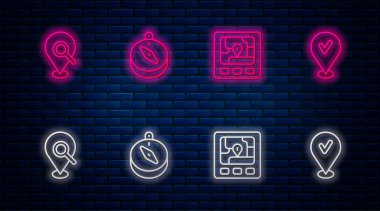 Satır pusulası, harita, arama konumu ve konum kontrolü işaretli GPS aygıtı ayarlayın. Tuğla duvarda parlayan neon simgesi. Vektör.