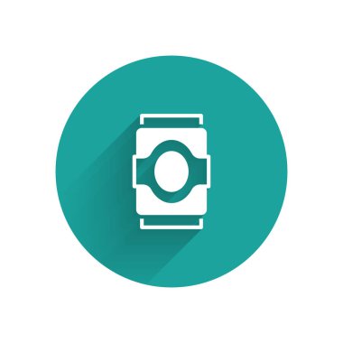 Beyaz Soda uzun gölgeli izole bir ikon. Yeşil daire düğmesi. Vektör.