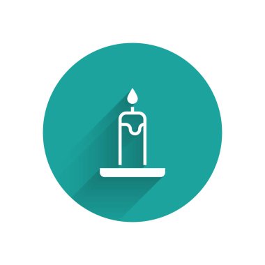 Mum ikonunda yanan beyaz mum uzun gölgeli izole edilmiş. Silindirik mum çubuğu ve yanan ateş. Yeşil daire düğmesi. Vektör.