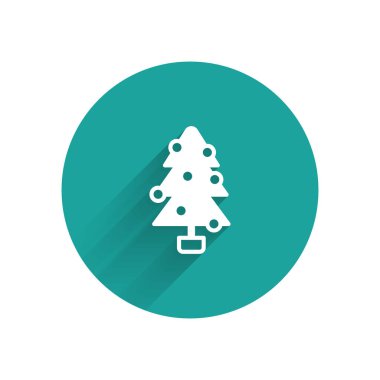 Süsleme simgesi uzun gölgeli beyaz Noel ağacı. Mutlu Noeller ve mutlu yıllar. Yeşil daire düğmesi. Vektör.