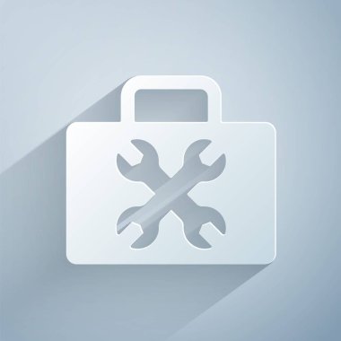 Kağıt kesiği Araç Kutusu simgesi gri arkaplanda izole edildi. Alet kutusu tabelası. Kağıt sanatı tarzı. Vektör.