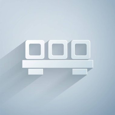 Kağıt, arka planda izole edilmiş tahta simgesinde Sushi 'yi kesti. Tahtada Asya yemeği suşisi. Kağıt sanatı tarzı. Vektör.