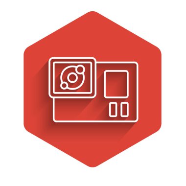Beyaz çizgi Eylem ekstrem kamera simgesi uzun gölgeli izole edildi. Ekstrem sporları çekmek için video kamera ekipmanı. Kırmızı altıgen düğmesi. Vektör.