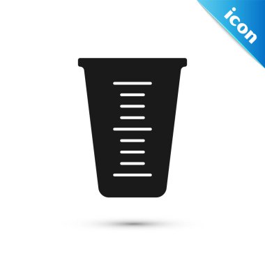 Beyaz arka planda izole edilmiş kuru ve sıvı yiyecek ikonunu ölçmek için gri ölçü kabı. Plastik şişenin sapı var. Vektör.