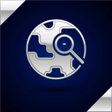 Koyu mavi arka planda izole edilmiş küresel simgesi olan gümüş büyüteç. Dünyayı analiz ediyorum. Küresel arama işareti. Vektör.