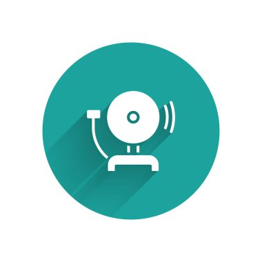 Beyaz zil ikonu uzun gölgeli izole edilmiş. Yangın alarmı. Servis zili, el zili işareti, uyarı sembolü. Yeşil daire düğmesi. Vektör.