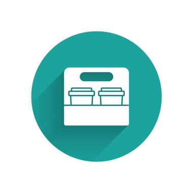 Beyaz kahve fincanı uzun gölgeli bir ikona dönüşecek. Yeşil daire düğmesi. Vektör.