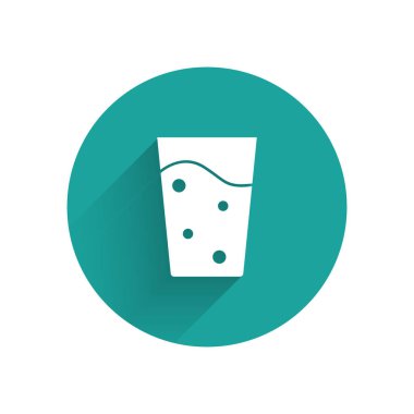 Su ikonlu beyaz cam uzun gölgeli. Soda bardağı. Yeşil daire düğmesi. Vektör.