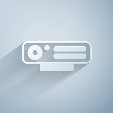 Kağıt kesiği Web kamera simgesi gri arkaplanda izole edildi. Sohbet kamerası. Web kamerası simgesi. Kağıt sanatı tarzı. Vektör.