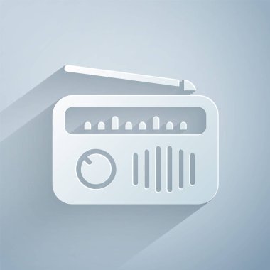 Gri arkaplanda anten simgesi olan kağıt kesiği Radyo. Kağıt sanatı tarzı. Vektör.