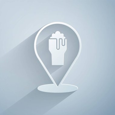 Kağıt kesiği Alkol veya bira barı konumu simgesi gri arka planda izole edilmiş. İçki, bar, kulüp ve barın sembolü. Kağıt sanatı tarzı. Vektör.