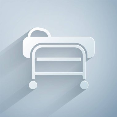 Kağıt kesiği Sedye simgesi gri arkaplanda izole edildi. Hastanenin tıbbi sedyesi. Kağıt sanatı tarzı. Vektör.