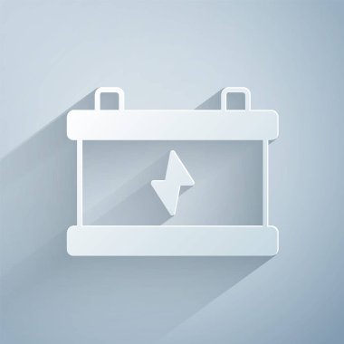 Kağıt kesiği araba aküsü simgesi gri arkaplanda izole edilmiş. Akümülatör bataryası enerji ve elektrik akümülatörü bataryası. Kağıt sanatı tarzı. Vektör.