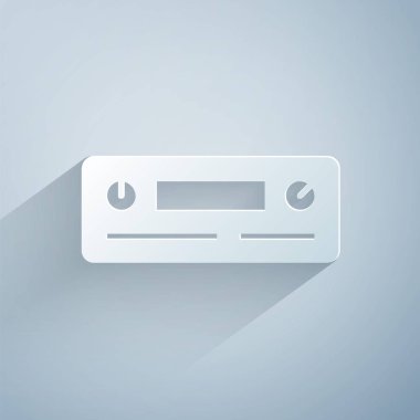 Kağıt kesiği Araba Ses simgesi gri arkaplanda izole edildi. Radyo arabasının ses simgesiyim. Kağıt sanatı tarzı. Vektör.