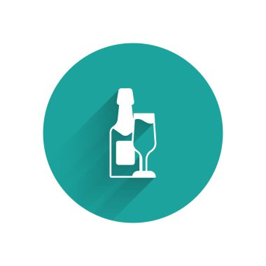 Beyaz şampanya şişesi ve uzun gölgeli bir bardak şampanya ikonu. Mutlu Noeller ve mutlu yıllar. Yeşil daire düğmesi. Vektör.